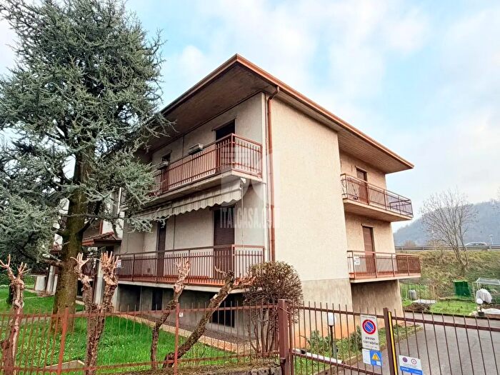 Appartamento trilocale in vendita in Via Rotone, Nembro