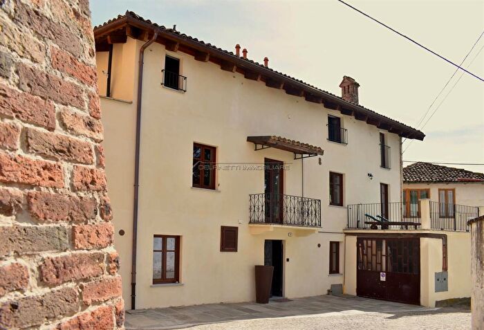 Appartamento quadrilocale in affitto in Via Cavour, Castiglione Falletto