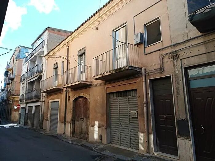 Appartamento con 10 locali in vendita in Via Francesco Crispi Leonforte, Leonforte