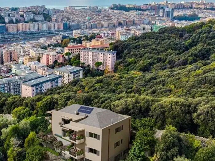 Appartamento trilocale in vendita in Via Sotto Il Monte, Genova