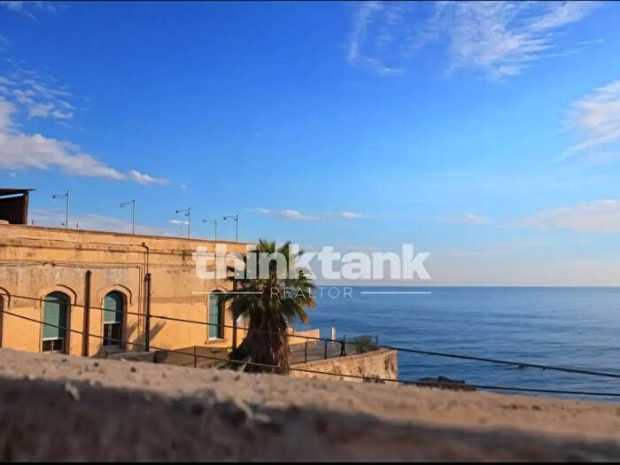 Casa quadrilocale in vendita in Riviera Dionisio Il Grande, Siracusa