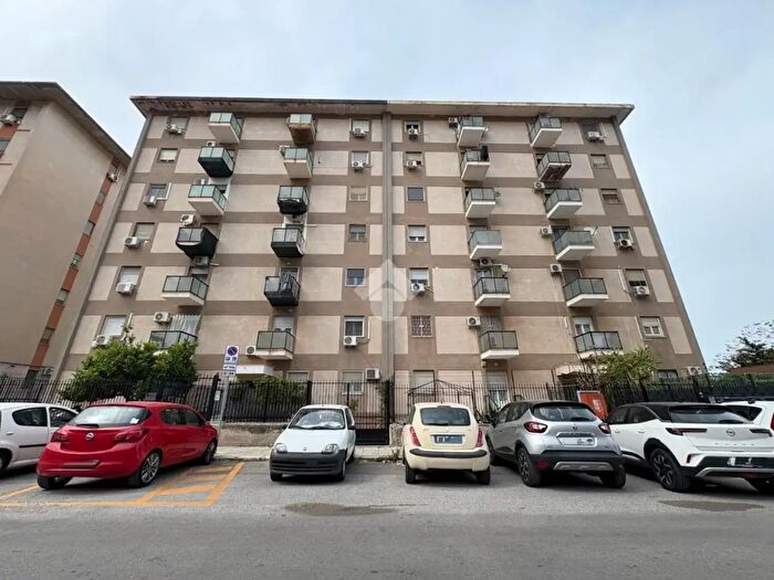 Appartamento trilocale in vendita in Via Bronte, Palermo