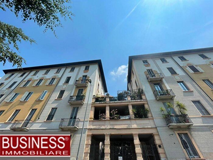 Appartamento trilocale in affitto in Piazza Bibbiena, Farini, Milano