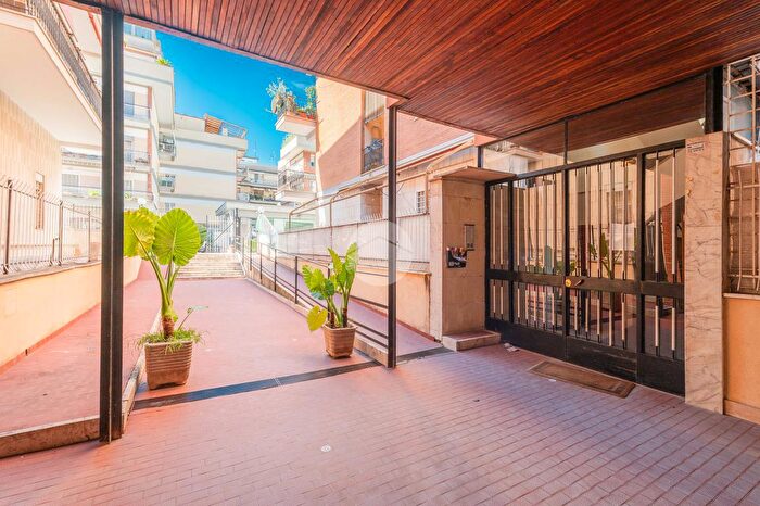 Appartamento bilocale in vendita in Via Leonardo Bianchi, Roma