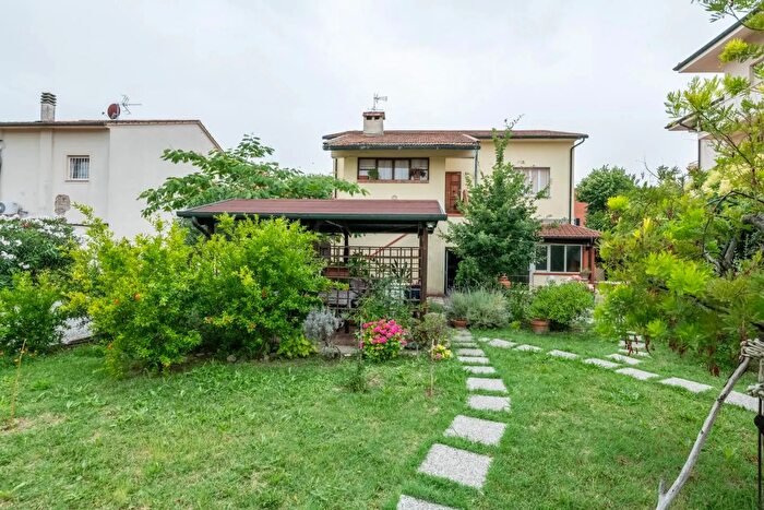 Casa con 12 locali in vendita in Via Valdera Ponsacco, Ponsacco