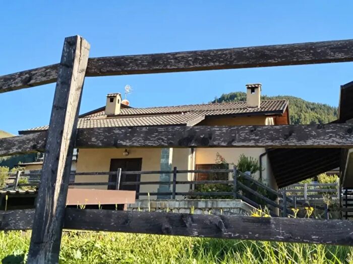 Appartamento trilocale in vendita in Via Rivadossa, Borno