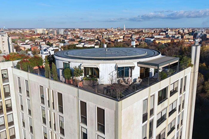 Appartamento con 7 locali in vendita in Viale Corassori, Modena