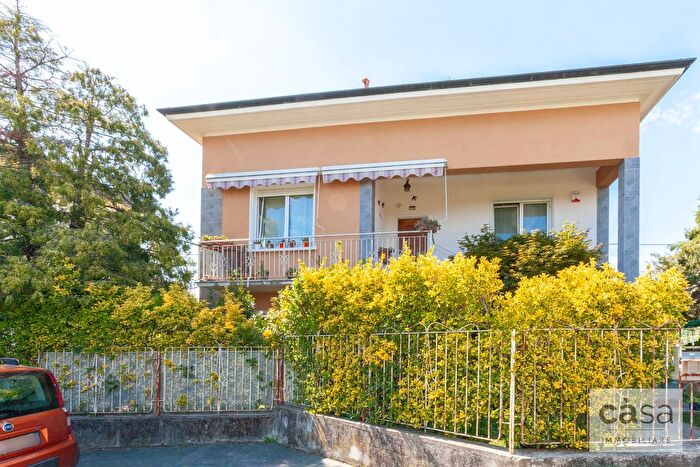 Casa con 7 locali in vendita in Via Carducci, Gazzada Schianno