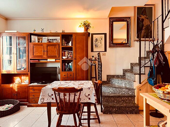 Appartamento trilocale in vendita in Via della Valle, Ronco Briantino