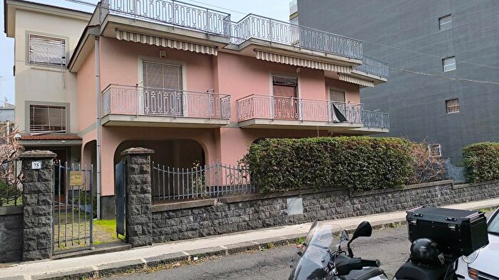 Casa con 11 locali in vendita in Via Galileo Galilei, Aci Catena