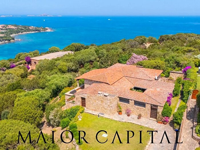 Casa con 15 locali in vendita in Olbia