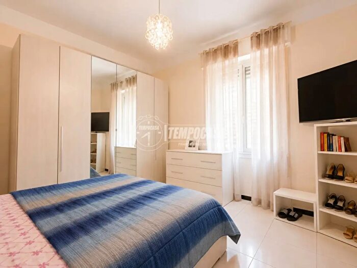 Appartamento trilocale in vendita in Via San Bartolomeo del Fossato, Genova