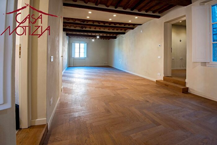 Appartamento con 5 locali in vendita in Piazza Napoleone, Lucca