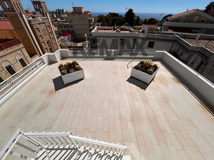 Appartamento con 5 locali in vendita in Via Paolo Vasta, Acireale
