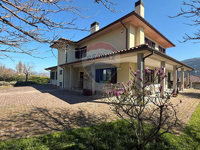 Casa con 9 locali in vendita in Via Braccio San Pellegrino, Gualdo Tadino