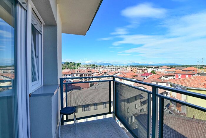 Appartamento trilocale in vendita in Via Montello, Cantu