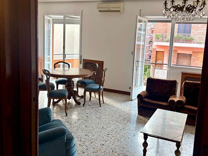 Appartamento con 5 locali in affitto in Via Casalmonferrato, Re di Roma, Roma