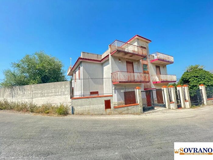 Casa con 6 locali in vendita in Carini