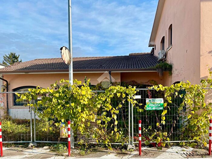 Casa con 8 locali in vendita in Via Corso, Zevio