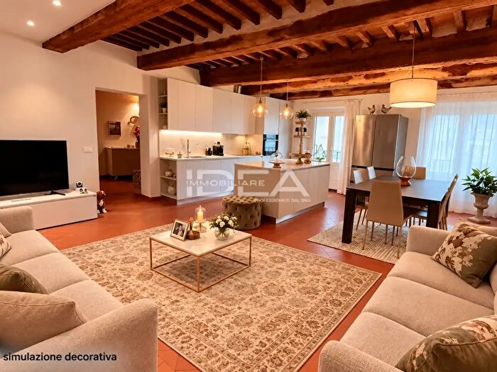 Appartamento con 5 locali in vendita in Via Galli Tassi, Lucca