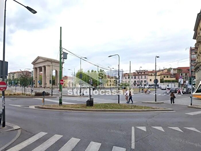 Appartamento trilocale in affitto in Piazza Ventiquattro Maggio, Milano