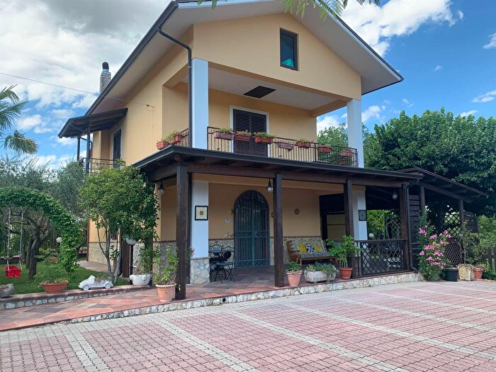 Casa con 9 locali in vendita in Via Petrara, Ceppaloni