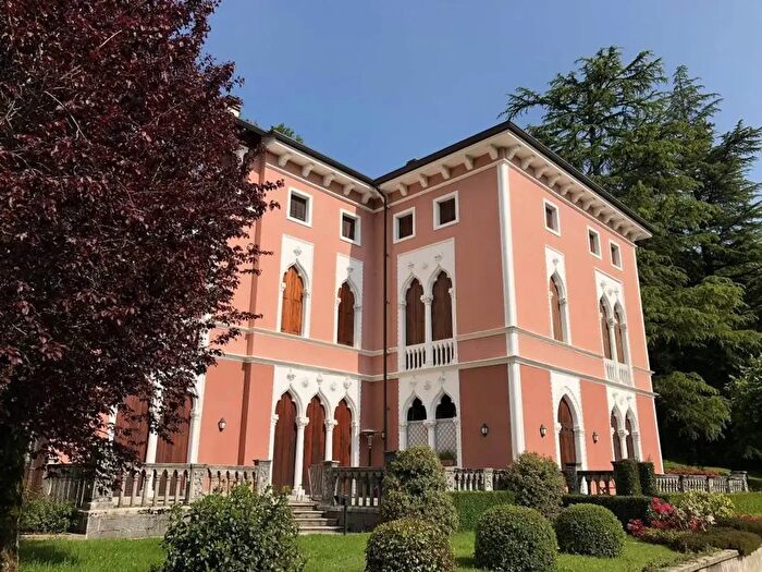 Appartamento con 7 locali in vendita in Via C Goldoni, Alta Valle Intelvi