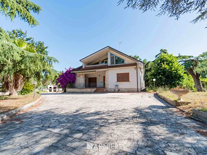 Casa con 11 locali in vendita in Strada Torta, Latina