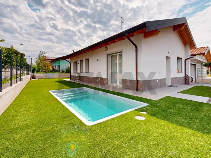 Casa trilocale in vendita in Via Ariosto, Scanzorosciate