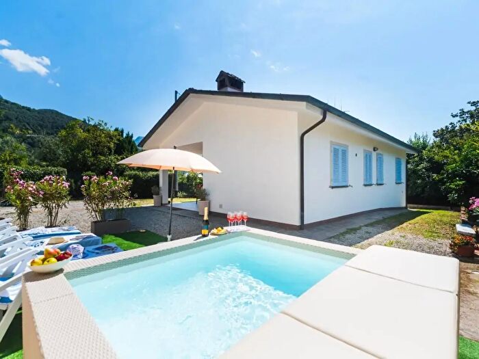 Casa quadrilocale in vendita in Camaiore