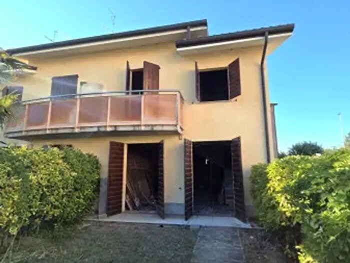 Casa con 6 locali in vendita in Via Pietro Nenni, Gualtieri