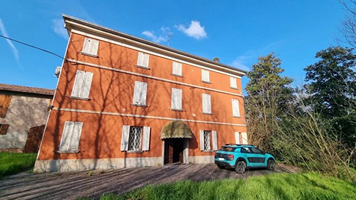 Casa con 7 locali in vendita in Via Bedollo, Fabbrico