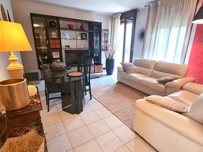Appartamento trilocale in vendita in Via Langhirano, Parma