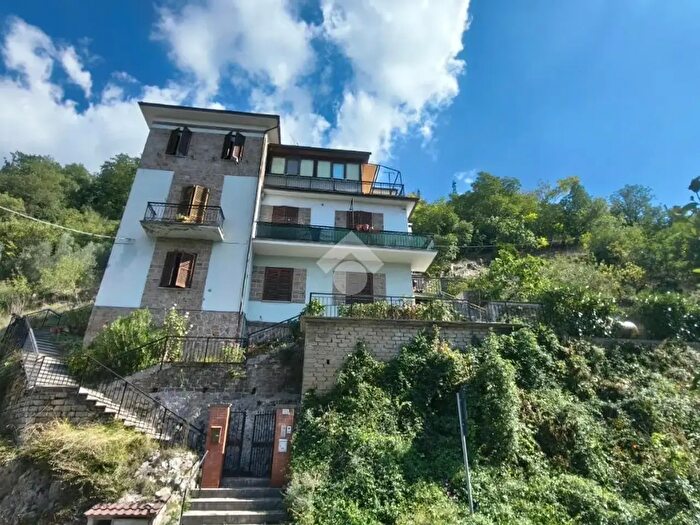 Appartamento trilocale in vendita in Via dei Monasteri, Subiaco