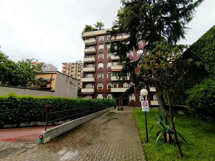 Appartamento trilocale in affitto in Via Decembrio, Milano