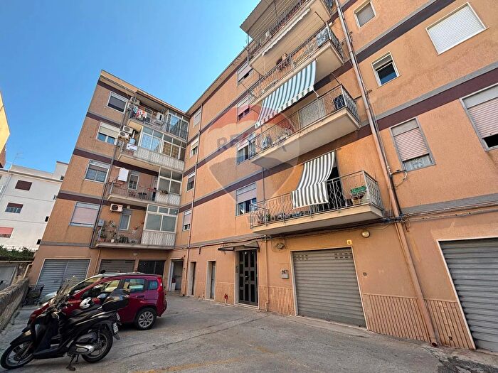 Appartamento con 5 locali in vendita in Via Carlentini, Siracusa