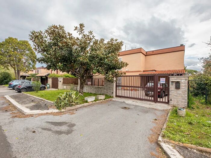 Casa con 6 locali in vendita in Via Renoir, Roma