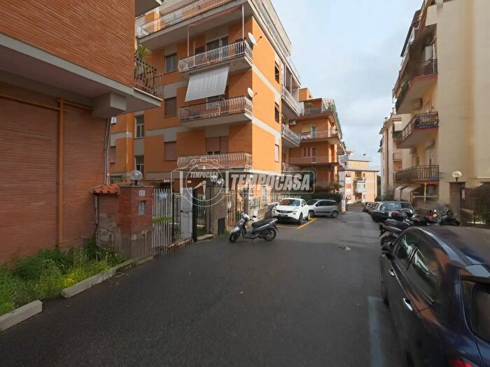Appartamento trilocale in vendita in Via Pico, Roma