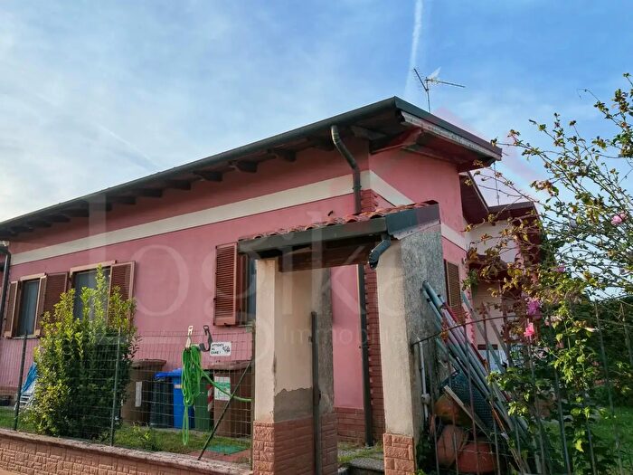 Casa trilocale in vendita in Via Manzoni, Vellezzo Bellini