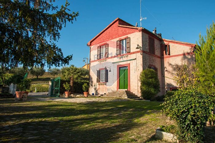 Casa con 14 locali in vendita in Cesarina, Filottrano