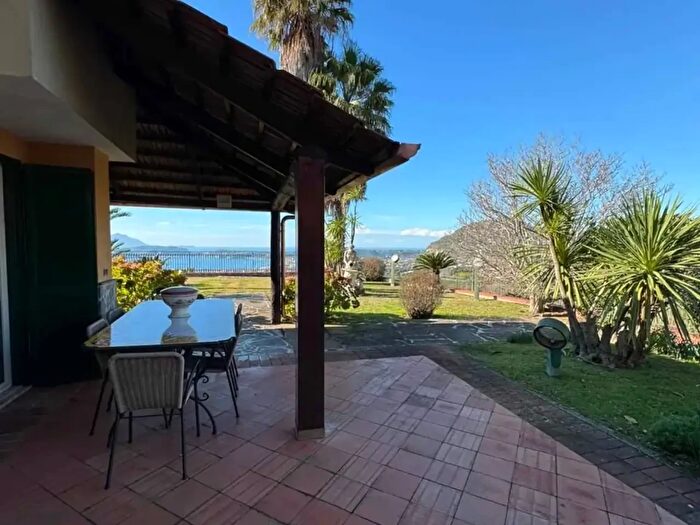 Casa con 8 locali in vendita in Pozzuoli