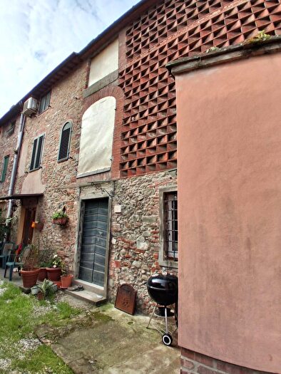 Casa con 7 locali in vendita in Capannori