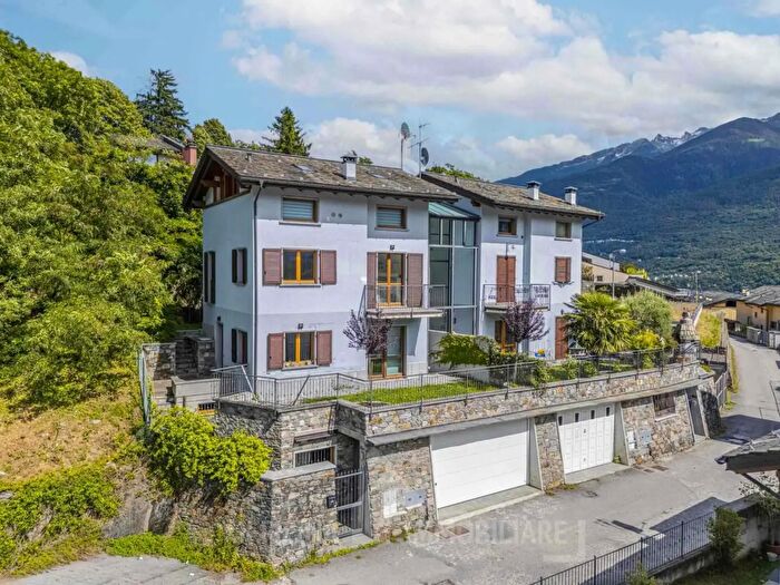 Casa con 6 locali in vendita in Via Fabio Besta, Sondrio