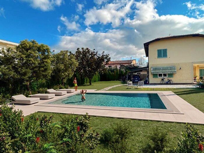 Casa con 6 locali in affitto in Via del Paradiso, Centro, Forte dei Marmi