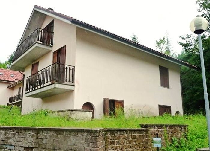 Casa con 5 locali in vendita in Fiastra