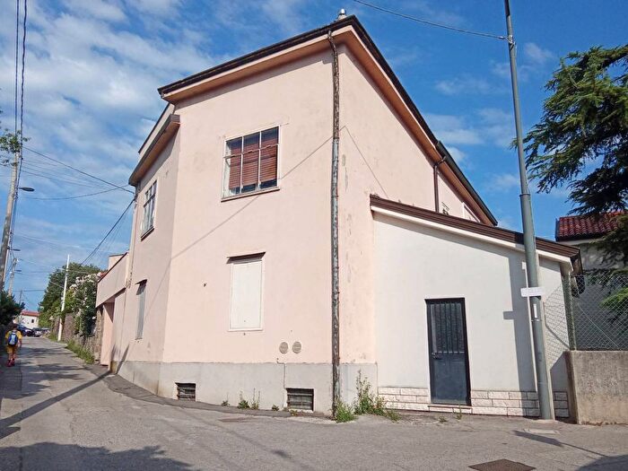 Casa trilocale in affitto in Via del Pane Bianco, Baiamonti Valmaura, Trieste