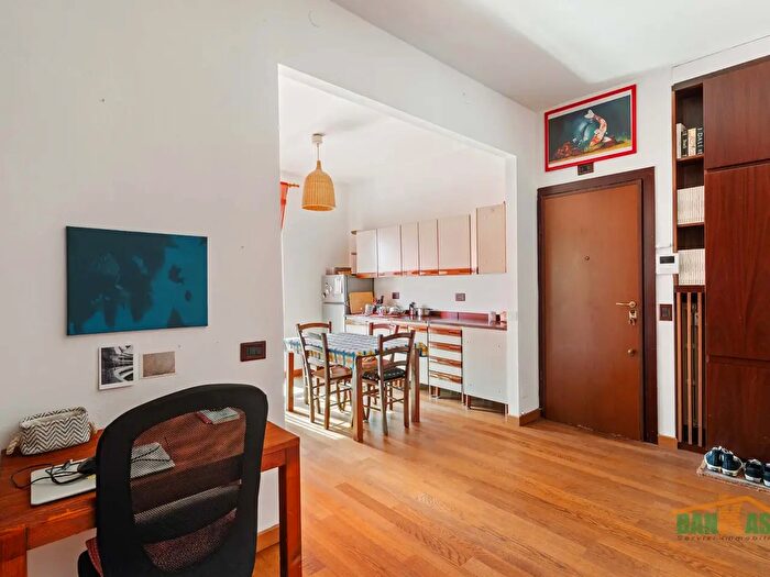 Appartamento trilocale in vendita in Via Val di Ledro, Milano