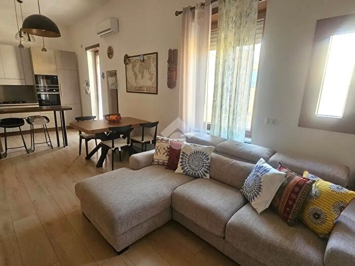 Appartamento con 5 locali in vendita in Via Silio Italico, Napoli