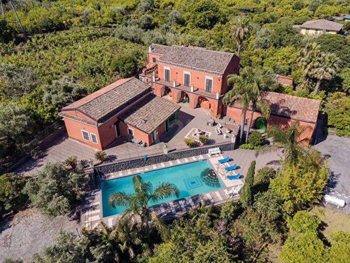 Casa con 14 locali in vendita in Santa Venerina