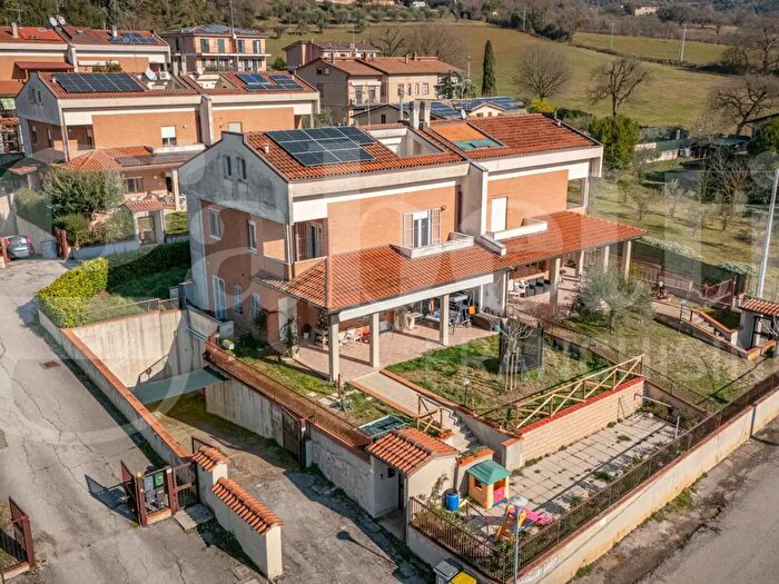 Casa con 6 locali in vendita in Via del Sagliano, Perugia